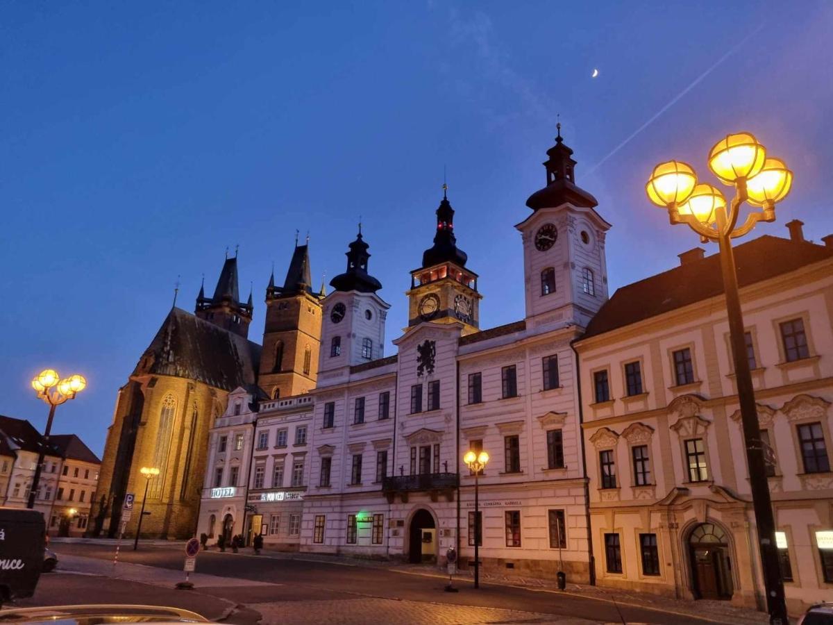 Luxusni Studio Na Velkem Namesti, Wi-Fi, Netflix Hradec Králové Exteriör bild
